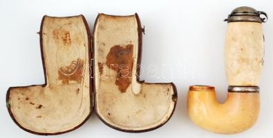 Régi tajtékkő pipa fém szerelékkel, fémből készült "AR 1877-1904" felirattal és koronás díszítéssel, saját, fém kapcsos bőr tokjában, utóbbi belsejében "Jos[ef] Doležál Nachf[olger] • Prag 749-II." bélyegzővel, m: 13 cm
