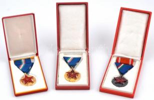 1951. "Közbiztonsági Érem" arany fokozata a rendőrség tagjai részére, egyik szalagsávval é...