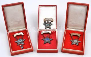 ~1950. "Kiváló Dolgozó" Rákosi-címeres zománcozott fém kitüntetés (4x), egyik miniatűrrel, kettő eredeti tokban, egy nem hozzá való tokban T:2