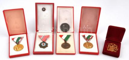 ~1970. "Vöröskeresztes Munkáért" kitüntetés miniatűrrel eredeti tokban + 1970. "Magyar Testnevelési Főiskola" fém emlékérem (40mm) + 1975. "Pedagógus Szolgálati Emlékérem" arany (2x) és bronz fokozatú kitüntetés mellszalagon eredeti tokokban + 2005. "XXVII. OTDK" aranyozott fém emlékérem eredeti tokban (43,5x43mm) T:1-,2