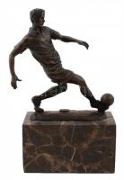 Futballista bronz figura, jelzett (Milo, J.B Deposee), nagy szériás modern, márvány talapzattal, m:16 cm (talapzat nélkül)