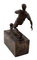 Futballista bronz figura, jelzett (Milo, J.B Deposee), nagy szériás modern, márvány talapzattal, m:1...