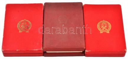 1955. "Kiváló Dolgozó" Rákosi-címeres zománcozott fém kitüntetés eredeti tokban (3x), kett...