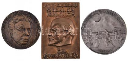 Kiss Sándor (1925-1999) 1977. "A nagy októberi szocialista forradalom 60. évfordulójára" Br plakett (116x78,5mm) + Renner Kálmán (1927-1994) 1969. "A Magyar Tanácsköztársaság 50. évfordulójára" Br plakett dísztokban (79,5mm) + Rácz Edit (1936-) 1972. "Vezess baleset nélkül mozgalom" fém plakett dísztokban (95mm) T:1-,2
