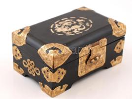 Gyöngyház berakásos kínai ékszeres doboz, festett fa, plüss betéttel, gravírozott réz veretekkel, jelzett , 16×10 cm