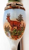 Fém fedelű, vadászmotívumos porcelán pipa, matricás, jelzés nélkül, fából készült szárral, h: 13,5 c...