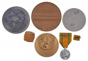 6db-os külföldi emlékérem és jelvény tétel, mind dísztokban, benne USA, Németország, Brazília, Angli...