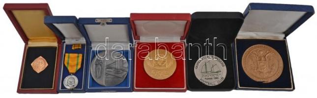 6db-os külföldi emlékérem és jelvény tétel, mind dísztokban, benne USA, Németország, Brazília, Angli...
