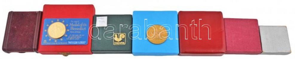 9db-os külföldi emlékérem tétel, legtöbb dísztokban, benne USA, Németország, Csehország, Szlovákia, ...