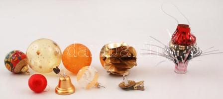 Vegyes karácsonyfadísz tétel piros, narancssárga és sárga színekben, 8 db, 1 db gyertyacsíptető