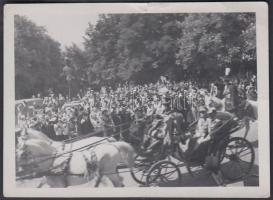 1937 Horthy Miklós magyar kormányzó és III. Viktor Emánuel olasz király (1900-1946) felvonuláson, amatőr fotó, hátulján feliratozva, 6,5×8,5 cm