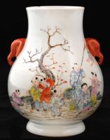 Életképpel díszített kínai porcelán váza, lepattanással, jelzett, m: 19,5 cm