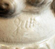 Zsolnay lovagló huszár, fehér mázas porcelán, lepattanással, jelzett, m: 16 cm