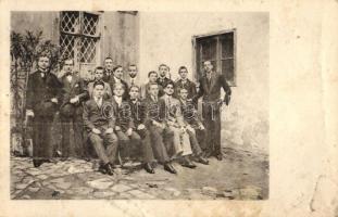 Budapest V. "A piaristák pesti oskolájában 1719- július közepén volt az első színelőadás. 1867. május 11-én kapta meg Horváth Piusz az újonnan megalapított önképzőkör alapszabályait." piarista növendékek (fa)