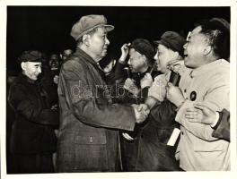 3 db fotó a népi Kínából, közte egy Mao Ce-tungot ábrázoló is, korabeli fotókról készült másolatok, 15,5×20 cm