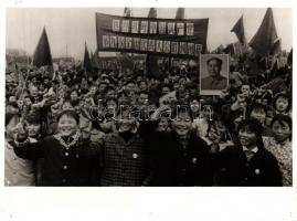 3 db fotó a népi Kínából, közte egy Mao Ce-tungot ábrázoló is, korabeli fotókról készült másolatok, ...