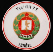 "MHSZ TLV OB '77, Izbég" feliratú Hollóházi porcelán plakett, matricás, jelzett, apró kopásnyomokkal, d: 9 cm