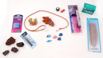 Akváriumi felszerelés tétel: 1 db oxigénpumpa, 2 db porlasztó kő, 5 db kishal, 1 db hőmérő, 1 db automata fűtő, 1 db vízinövény, gumikrokodil, póráz