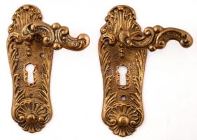 2 db régi, gazdagon díszített réz bútorveret ajtóhoz, m: 11 cm