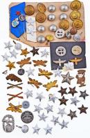 73db-os vegyes falerisztika tétel, főleg militária témában, közte katonai jelvények, gombok T:vegyes