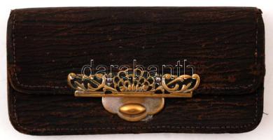 Dekoratív, szecessziós mintázatú régi bőr többrekeszes pénztárca, "titokzsebbel", szélein kopásnyomokkal, 11×5,5 cm