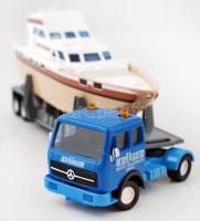 Matchbox Mercedes Benz kamion jachttal (K-129), eredeti sérült dobozában, h:29 cm, m:11 cm