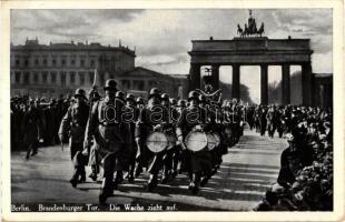 Berlin,Brandeburger Tor, Die Wache zieht auf / NS parade, military music band (EB)