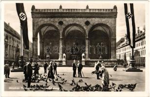 München, Feldherrnhalle, Taubenfütterung / hall, feeding pigeons