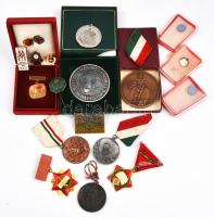 19db-os vegyes magyar és külföldi emlékérem, jelvény és kitűző tétel, közte 2005. "Hungária Kuvasz Klub Budapest / Kuvasz Klub Kiállítás 2005. Budapest" fém emlékérem sérült tokban (60mm), DN "10 Véradásért" Br jelvény tokban T:vegyes