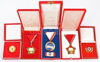 5db vegyes magyar jelvény és kitüntetés a szocialista időszakból, közte ~1960-1970. "Az Igazságügy Kiváló Dolgozója" zománcozott fém kitüntetés mellszalagon, miniatűrrel szalagsávon, tokban, "Igazságügyi Törzsgárda 10 év" aranyozott, zománcozott fém jelvény, nem saját tokban T:vegyes