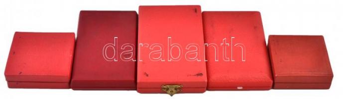 5db vegyes magyar jelvény és kitüntetés a szocialista időszakból, közte ~1960-1970. "Az Igazság...