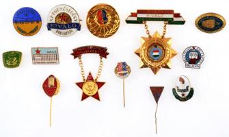 ~1970. 13db-os jelvény tétel, benne "Építőanyagipari Szakszervezet", "BP. VT.Felvonójavító Vállalata", "Fővárosi Felvonójavító Vállalat Törzsgárda", "Magyar Posta 30 éves Törzsgárda Tagja", "ÉGSZI Törzsgárda", "Az Egészségügy Kiváló Dolgozója" T:vegyes