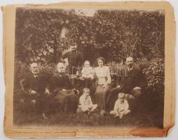 cca 1870-1900 Cipősdoboznyi keményhátú portréfotó, 1 db nagyobb csoportkép, 6x11 cm és 22x17 cm