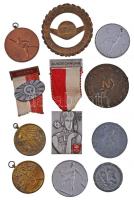 11db vegyes magyar és külföldi díjérem, jelvény, közte "Magyar Autóklub" autó hűtőrácsácsr...