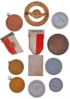 11db vegyes magyar és külföldi díjérem, jelvény, közte "Magyar Autóklub" autó hűtőrácsácsr...