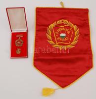 Szocialista Brigád hímzett piros selyemzászló, jó állapotban, a vállalat kiváló brigádja jelvénnyel és kitűzővel, 37x24 cm