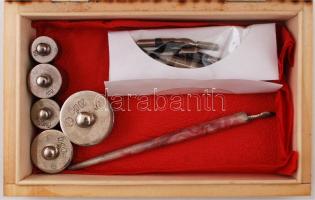 Dekoratív festett fa doboz, benne súlyokkal, töltőtollal és hegyekkel