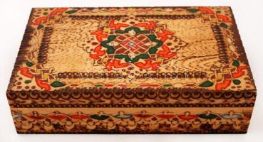 Dekoratív festett fa doboz, benne súlyokkal, töltőtollal és hegyekkel