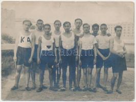 1926 A Ker. Akadémia 10xi 500-as stafétája a K.I.S.O.SZ. stafétabajnoksága korabeli fotó, sarok sérült, 9x12cm