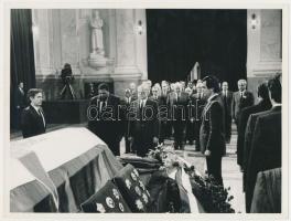 1980 Stbvan Kragujevic fotó: Joszip B. Tito jugoszláv elnök ravatalánál külföldi államfők, jelzett, 18x24cm