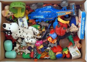 Egy cipősdoboznyi különféle játék: autó, bábuk,  LinguaCard angol nyelvű kártyajáték pakli, Kinder-játékok, stb., némelyik kis hiánnyal