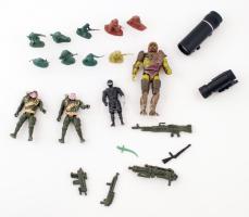 Különféle műanyag katonai játékfigurák, és -fegyverek + kisméretű elemlámpa + kis távcső, összesen 21 db