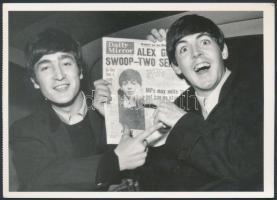 2004 Robert Frederick LTd: Beatles fotólap, 12x17cm/ Robert Frederick Ltd: Beatles photo, 12x17cm