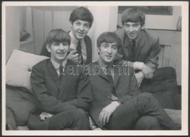 2004 Robert Frederick LTd: Beatles fotólap, 12x17cm/ Robert Frederick Ltd: Beatles photo, 12x17cm