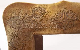 cca 1942-1943 Lövegekből készült dekoratív, virágmotívumokkal gazdagon díszített, asztali réz képtar...