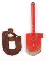 Zománcozott, piros gyalogsági ásó, bőr tokban, lekopásokkal, h: 40 cm