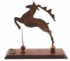 Gödöllői cserkész jamboree szuvenír: ugró szarvast ábrázoló réz asztali dísz, jelzés nélkül, fa tala...