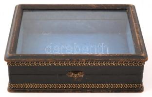 Antik vitrines doboz, réz szerelékkel, kopott, selyem belsővel, 35×29 cm