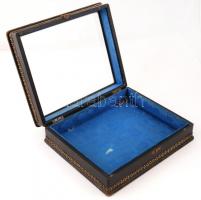 Antik vitrines doboz, réz szerelékkel, kopott, selyem belsővel, 35×29 cm
