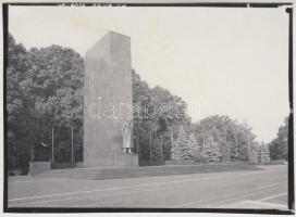 1989 Budapest, Dózsa György úti felvonulási tér, s szoborparkba elköltöztetett Lenin szobor (Pátzay Pál alkotása), 9y12 cm